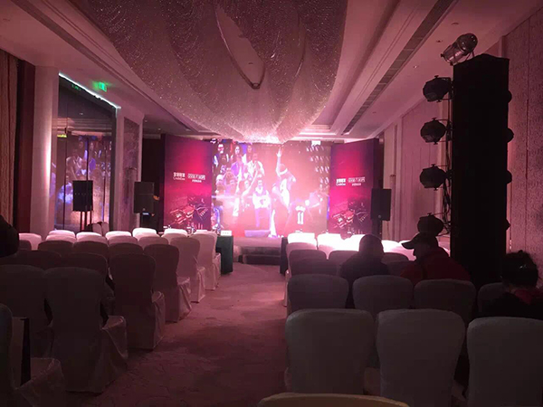 前NBA国王队球员DougChristie（道格·克里斯蒂）现场与观众进行互动